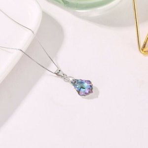 ** BRAND NEW ** BEAUTIFUL CRYSTAL PENDANT NECKLACE